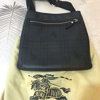 近全新burberry斜背包