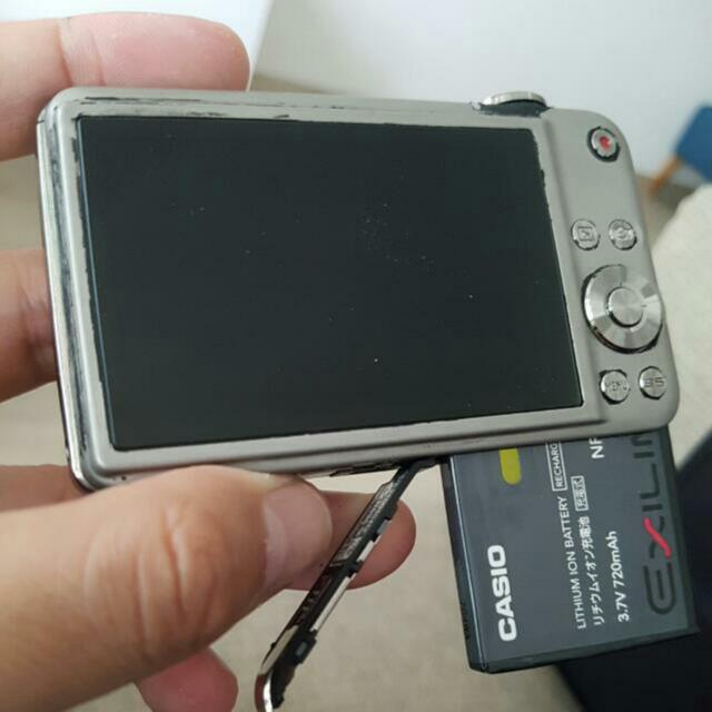 Casio Digital Camera (Category: Cameras) located in Singapore. Submitted by KARTMOON4 (Listing ID 54814152, Image 2). Description: Not for fussy buyers. What you see is what you get. Selling this super slim 10 mega pixels exilim digi cam cheap! Meet up at hougang sengkang west way ubi bukit gombak mrt.