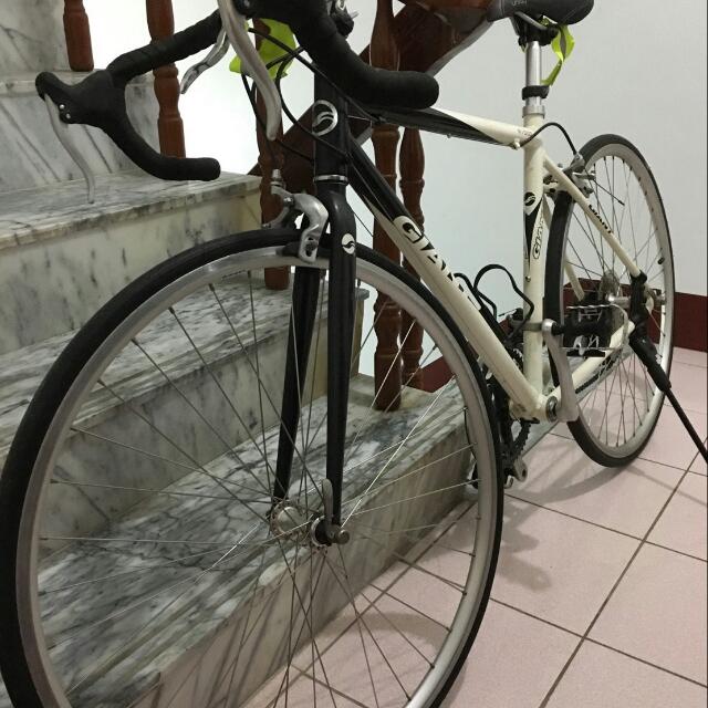 giant r1000 road bike