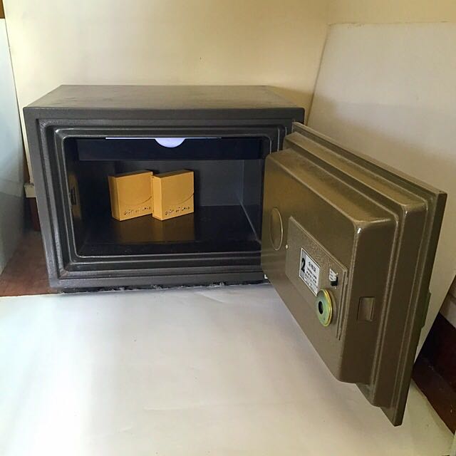 Lloyd Fire Resistant DIAL/KEY Safe Box, Everything Else on Carousell
