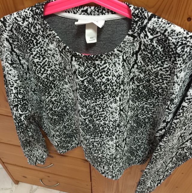 Monki Pullover (Category: Coats, Jackets and Outerwear) located in Singapore. Submitted by peanutbutterwaffle (Listing ID 55621249, Image 2). Description: .