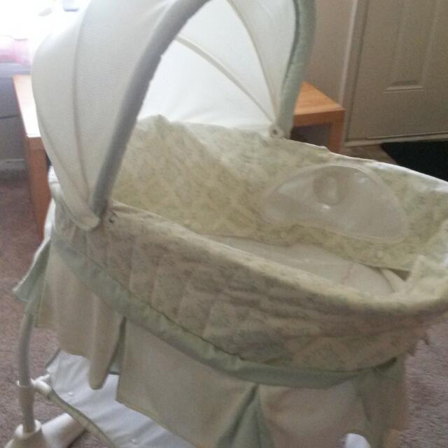 kolcraft cuddle n care bassinet