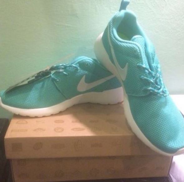 nike roshe run mint green