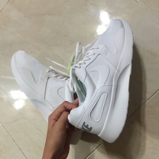 Nike kaishi store run white