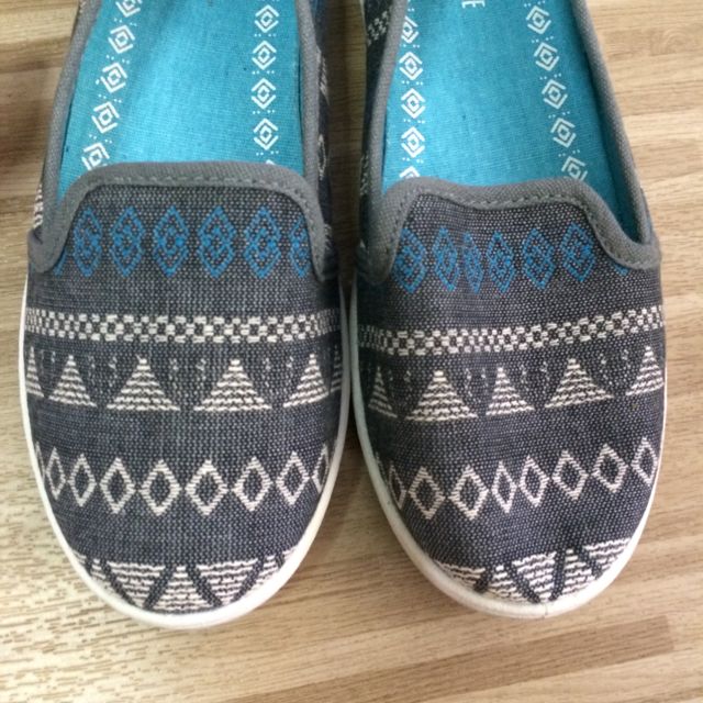 Aeropostale slip best sale on shoes