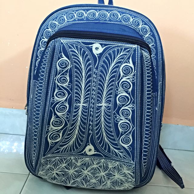 Solid Aztec Bag pack (Category: Cross-body Bags) located in Singapore. Submitted by floatingplatform (Listing ID 56596100, Image 1). Description: .