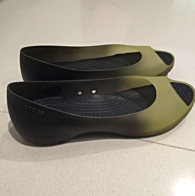 crocs open toe shoes