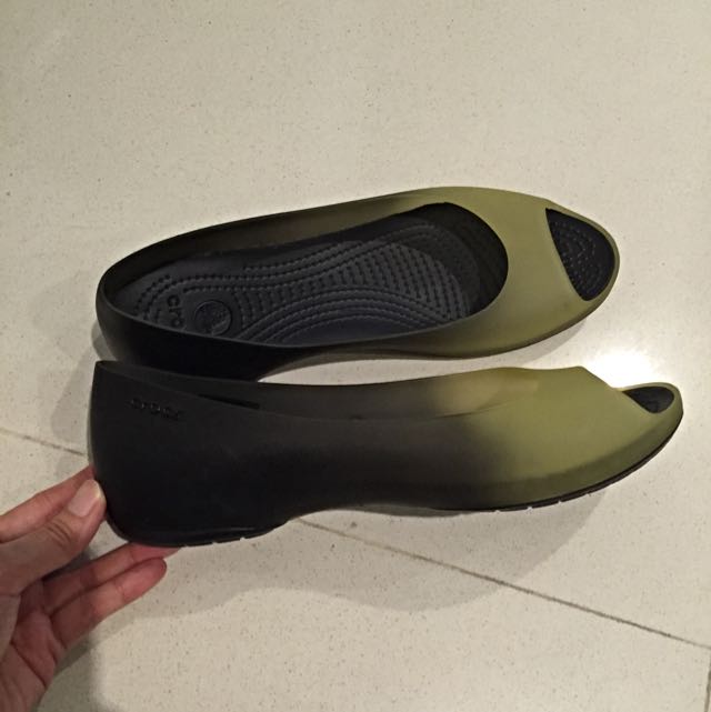 crocs open toe shoes