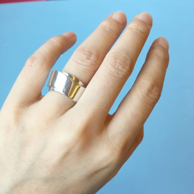 Ring （分類：戒指）位於 Hong Kong。 由 colour11 提交（商品編號 57296534，圖片 2）。簡介： By Montblanc Outer ring is turnable。