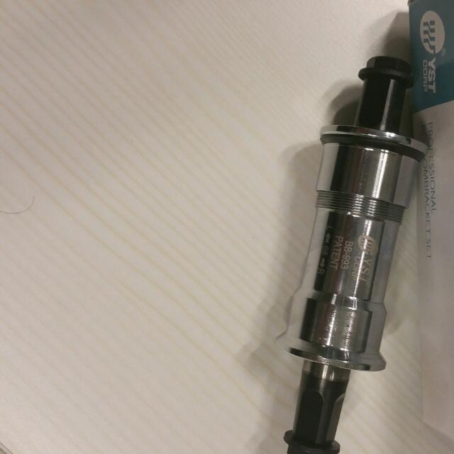 Threadless Bottom Bracket (Category: Parts & Accessories) located in Singapore. Submitted by lobrin (Listing ID 57216494, Image 2). Description: .