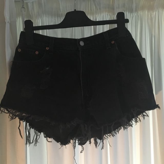black ripped levi shorts