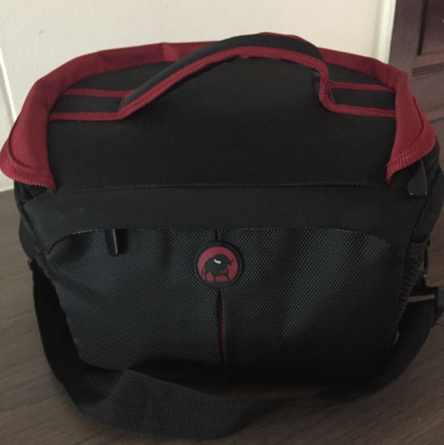 Camera Pouch (Category: Camera Bags & Carriers) located in Singapore. Submitted by abcfamily (Listing ID 57452118, Image 3). Description: In perfect condition, black color with red lining. Front, back, side and additional inner pocket..