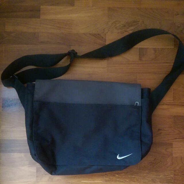 Nike Messenger Bag, Men's Fashion, Bags, Sling Bags on Carousell
