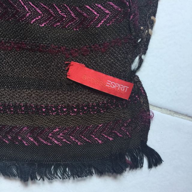 Espirit shawl (Category: Hijabs) located in Singapore. Submitted by sslhl (Listing ID 59610121, Image 2). Description: .