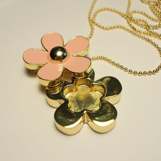 Marc jacobs outlet daisy necklace