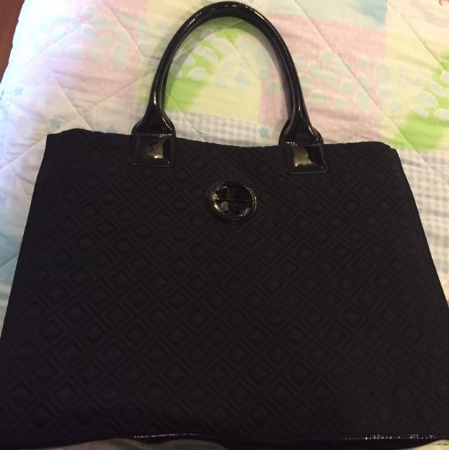 Authentic Tory Burch (Category: Bags & Wallets) located in Singapore. Submitted by psducky (Listing ID 60018921, Image 1). Description: 9/10.