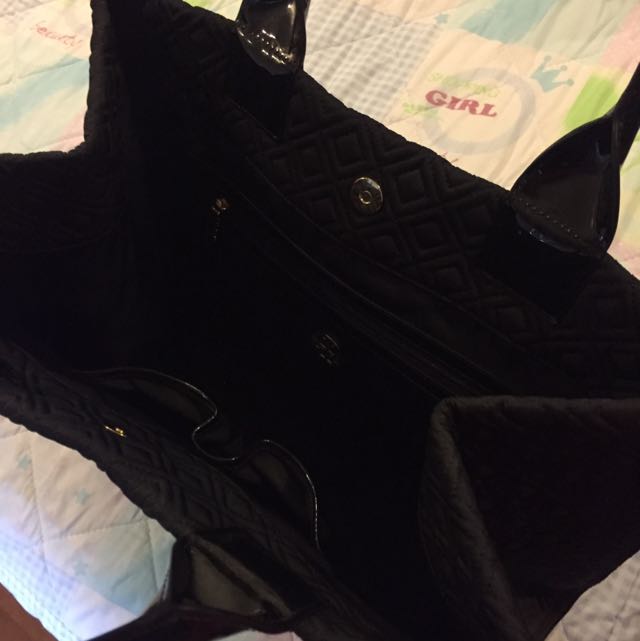 Authentic Tory Burch (Category: Bags & Wallets) located in Singapore. Submitted by psducky (Listing ID 60018921, Image 3). Description: 9/10.