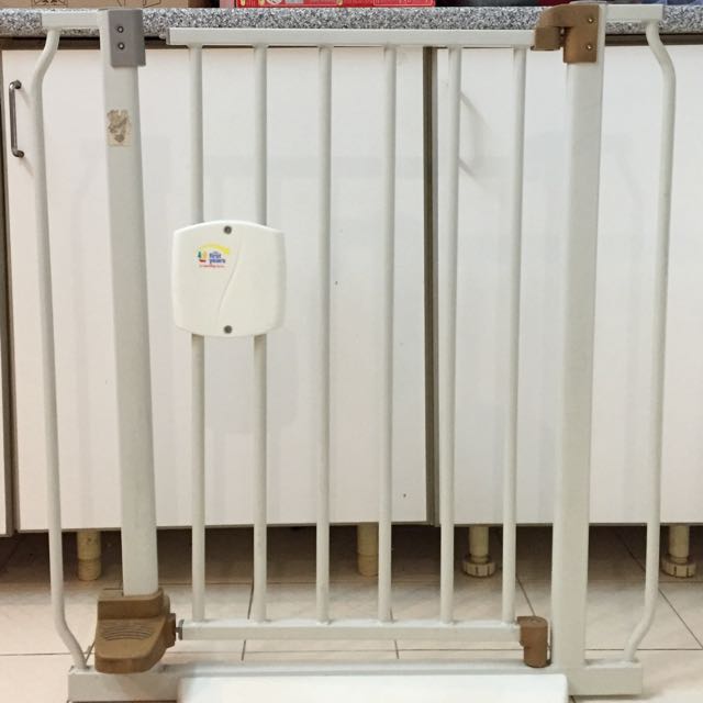 Baby gate discount with foot pedal