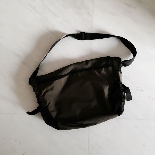 Used Gap Messenger Bag Olive Green Men s Fashion Bags Sling Bags on Carousell