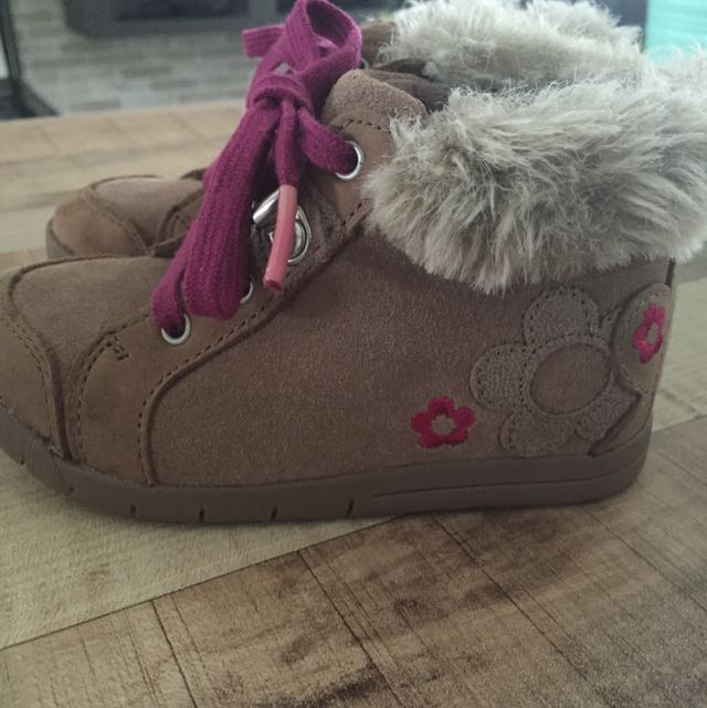 Clarks Girls Boots (size: 6 1/2 
