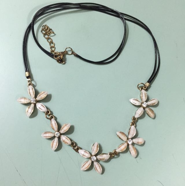 White hotsell flower necklace