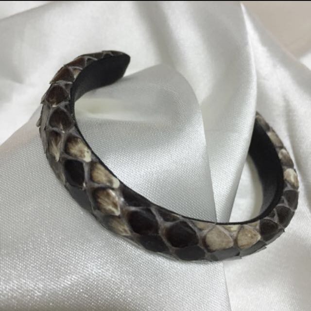Promo - Python Snake Skin Bangle (Category: Precious Stones) located in Singapore. Submitted by kingfish2 (Listing ID 61210086, Image 2). Description: .