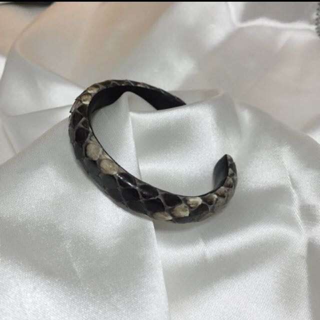 Promo - Python Snake Skin Bangle (Category: Precious Stones) located in Singapore. Submitted by kingfish2 (Listing ID 61210086, Image 1). Description: .