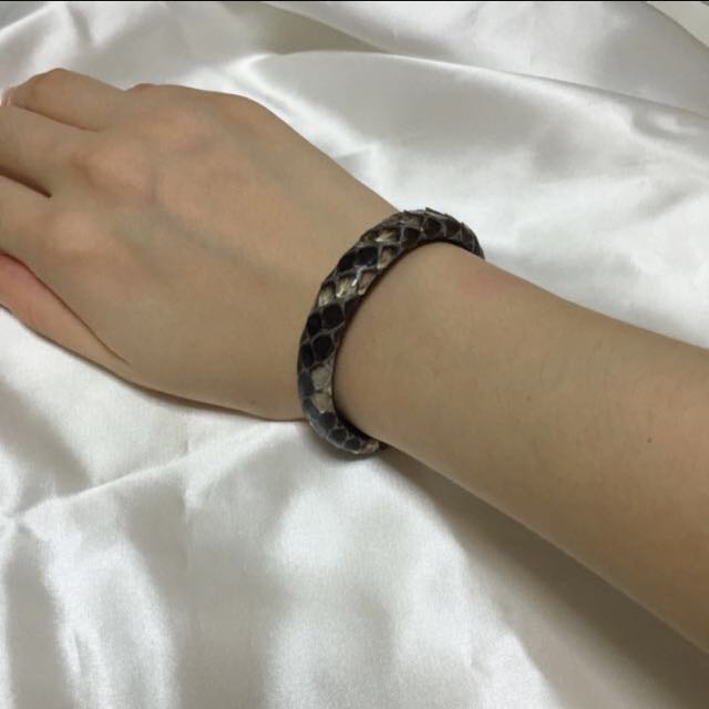 Promo - Python Snake Skin Bangle (Category: Precious Stones) located in Singapore. Submitted by kingfish2 (Listing ID 61210086, Image 4). Description: .
