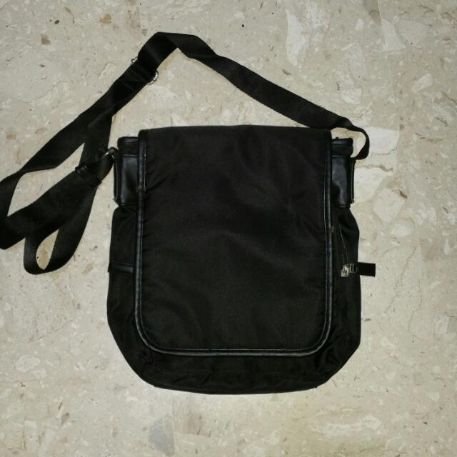 Uniqlo Shoulder Bag Men S Fashion On Carousell