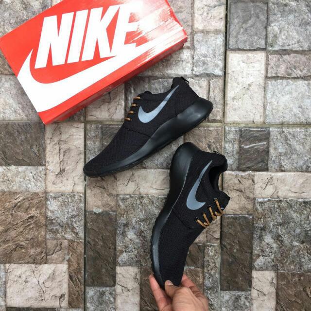 mens roshe all black