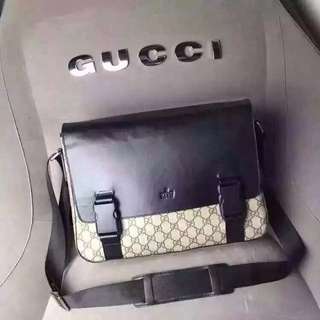 Gucci男士單肩斜挎包 優雅陽剛氣息 幹練沈穩。獨特男士風格車線工整乾淨➰內部設計工整利落 款號尺寸 34*24*9cm；45
