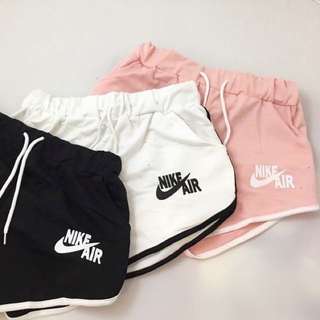 翻玩 NIKE 綁帶運動短褲