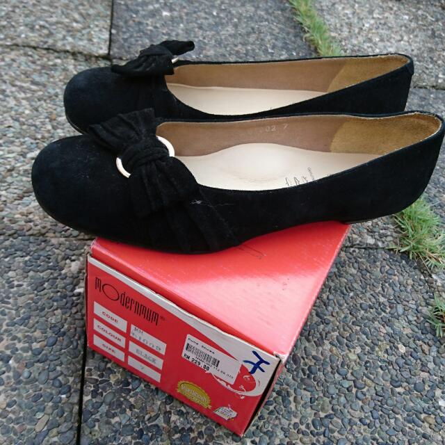 Comfy flat black shoes discount
