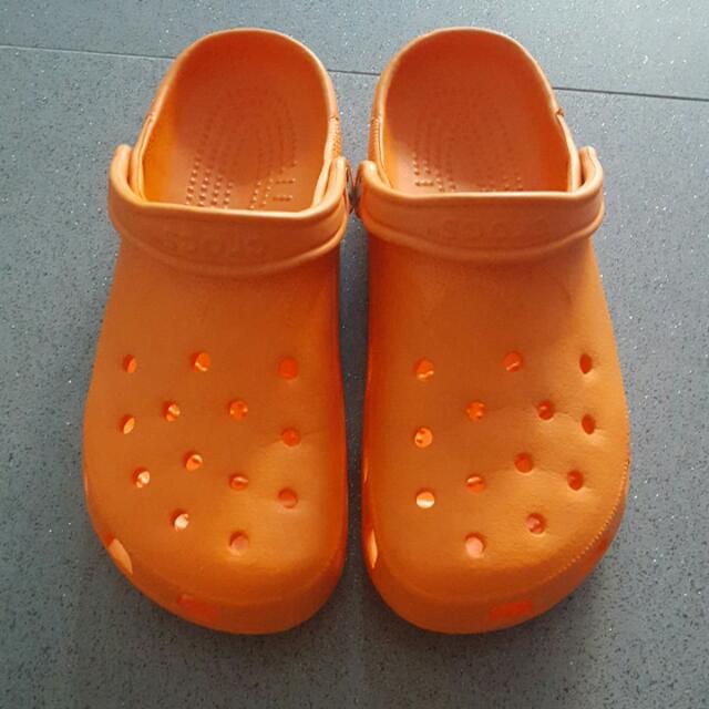 Mens orange clearance crocs size 10