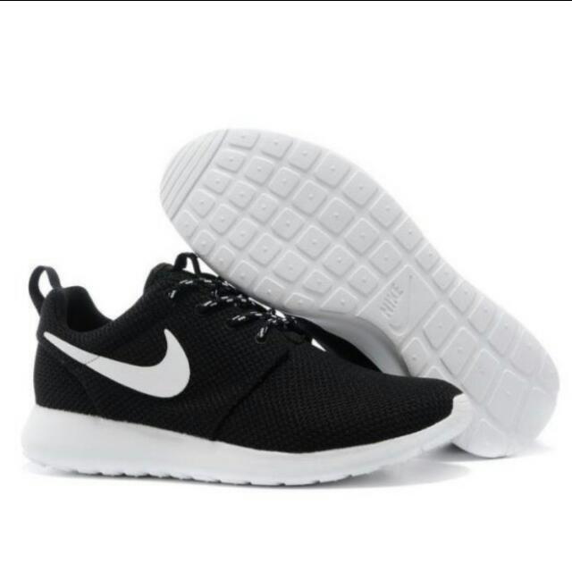 White and sales black nike roshe