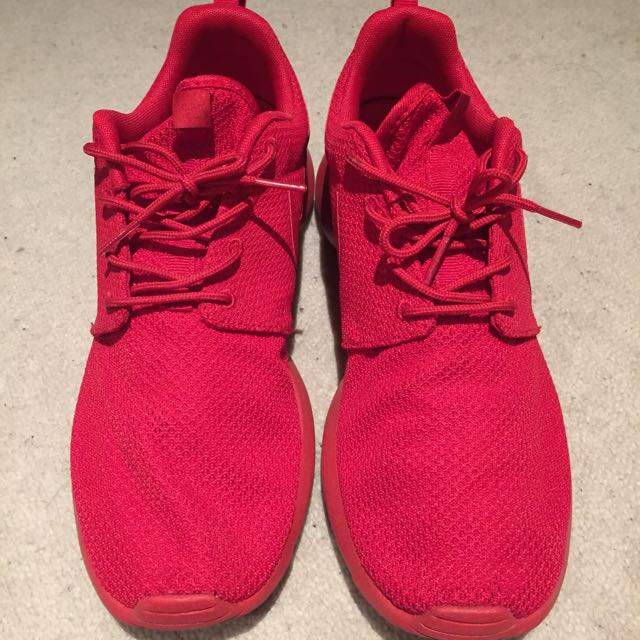 nike roshe run triple red