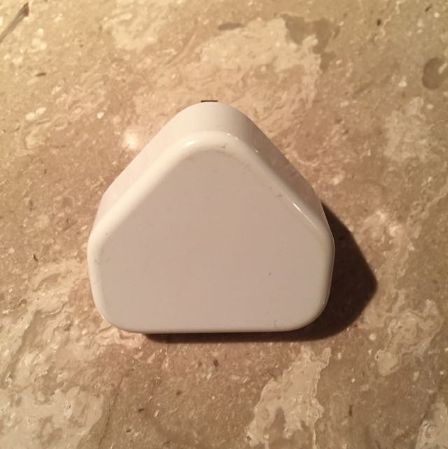 Apple iPhone Plug (Category: Cables & Adaptors) located in Singapore. Submitted by dariomerlino (Listing ID 62878332, Image 3). Description: .