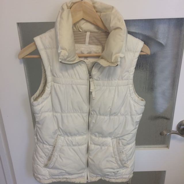 American Eagle Puffer Vest (Category: Women's Fashion) located in Brampton. Submitted by vtostyled (Listing ID 63142957, Image 1). Description: .