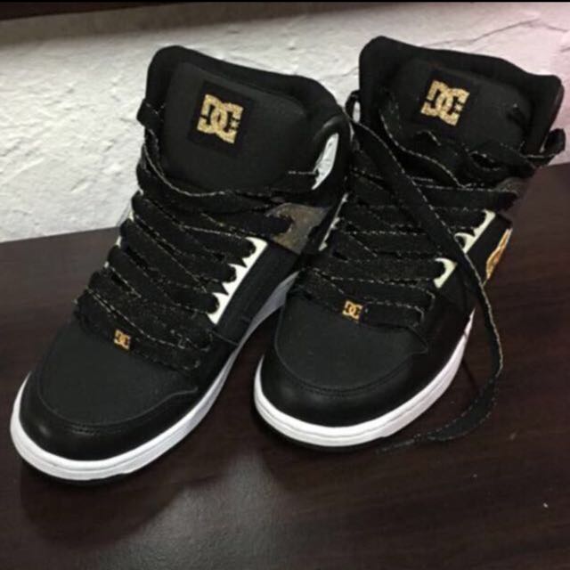 Gold best sale dc shoes