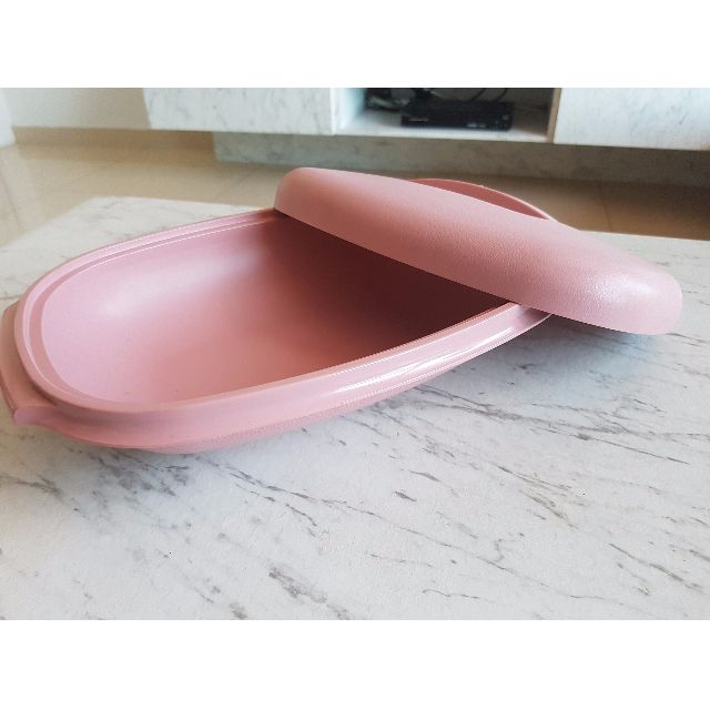 Authentic TupperWare, Container (Category: Water Purifers & Dispensers) located in Singapore. Submitted by jtmr93 (Listing ID 63797163, Image 2). Description: Brand New Authentic TupperWare, Container Dimension (estimate measurement) - Length: 25.0cm - Width: 17.5cm - Height: 7.5cm Suitable for using as food container and storage (Example: candy, spices, keys, coins etc.).