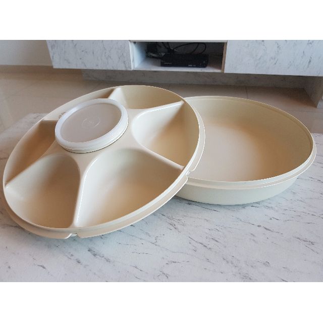 Authentic TupperWare, Container (Category: Water Purifers & Dispensers) located in Singapore. Submitted by jtmr93 (Listing ID 63799731, Image 2). Description: Brand New Authentic TupperWare, Container Dimension (estimate measurement) - Diameter: 33.0cm - Height: 11.0cm Suitable for using as food container and storage (Example: candy, spices, steamboat etc.).