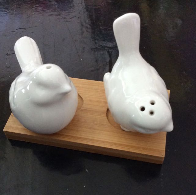 Beautiful Salt And Pepper Containers Birds, TV & Home Appliances