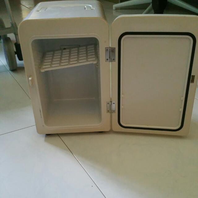 Mini Fridge (Category: Refrigerators & Freezers) located in Singapore. Submitted by kelvinyeoo (Listing ID 63916721, Image 2). Description: .