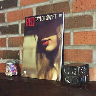 TAYLOR SWIFT - RED (Piano/Vocal/Guitar Artist Songbook) TAYLOR SWIFT - RED (Piano/Vocal/Guitar Artist Songbook)