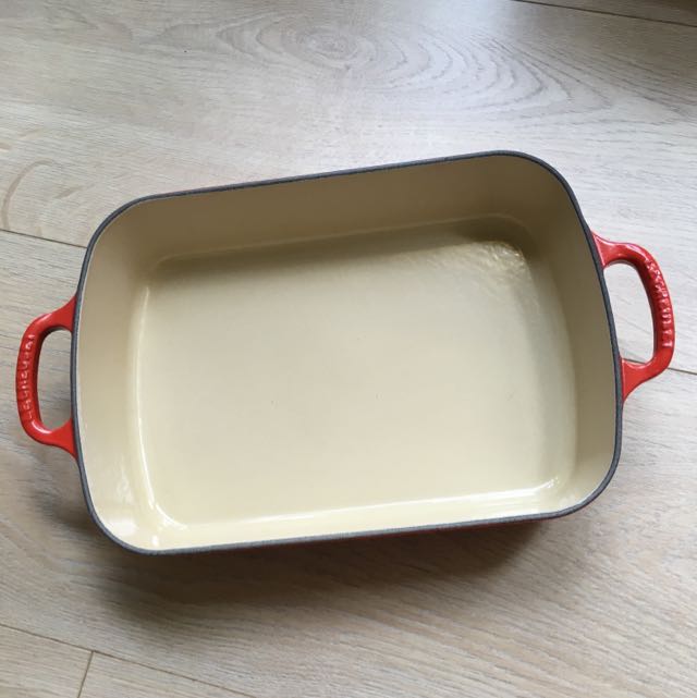 Le Creuset Cast Iron Roasting Pan 29cm, TV & Home Appliances, Kitchen