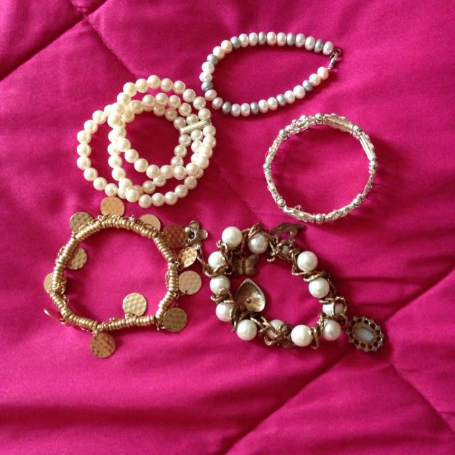 Assorted Bracelets (Category: Jewelry) located in Etobicoke. Submitted by andreaxo (Listing ID 64324316, Image 1). Description: .