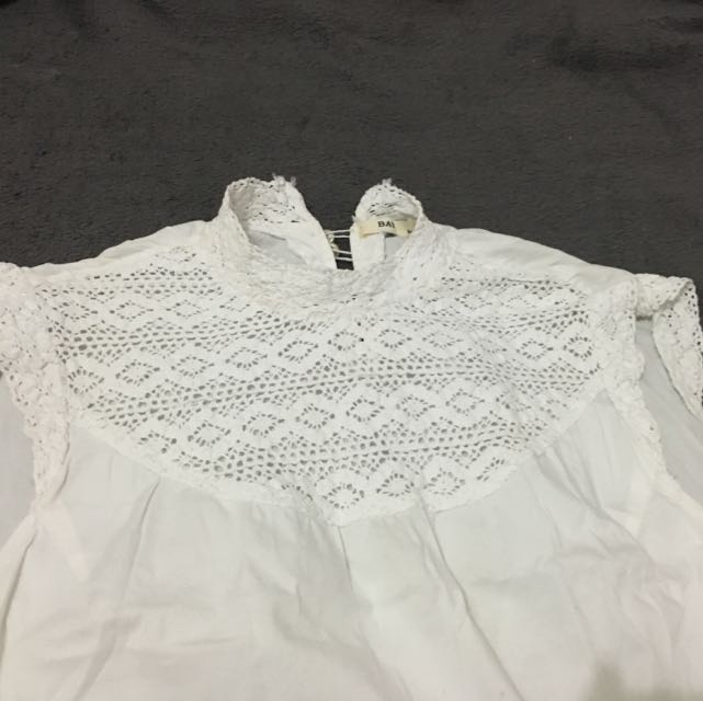 Bayo White Closed Neck Blouse (Category: Blouses) located in Makati City. Submitted by vborja (Listing ID 64369502, Image 2). Description: .