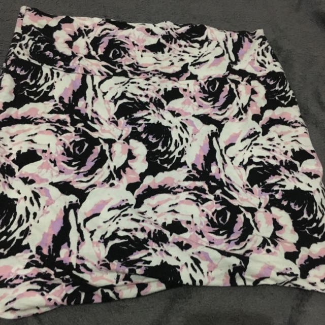 Charlotte Russe Bodycon Skirt (Category: Dresses) located in Makati City. Submitted by vborja (Listing ID 64369246, Image 1). Description: .