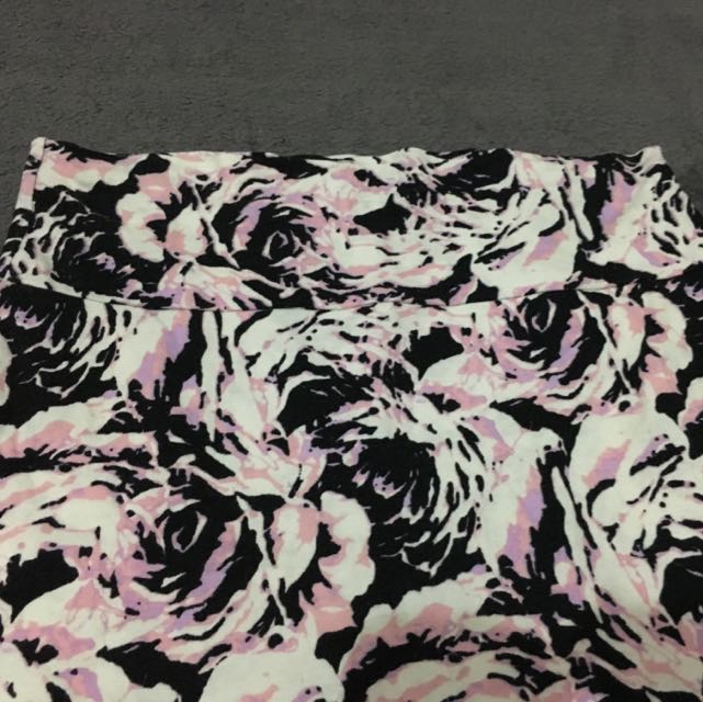 Charlotte Russe Bodycon Skirt (Category: Dresses) located in Makati City. Submitted by vborja (Listing ID 64369246, Image 2). Description: .