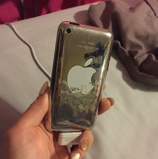 iPod Touch (Category: Mobile & Tablet Accessories) located in Toronto. Submitted by haileyap (Listing ID 64418009, Image 2). Description: .